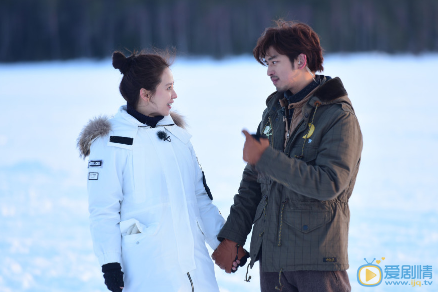 陈柏霖《我们相爱吧》节目照 跨越语言与文化差异的陈柏霖与宋智孝这对“橙汁CP”日前已经抵达芬兰。俩人坐雪橇，在雪地里手牵手，高甜模式也是羡煞旁人。