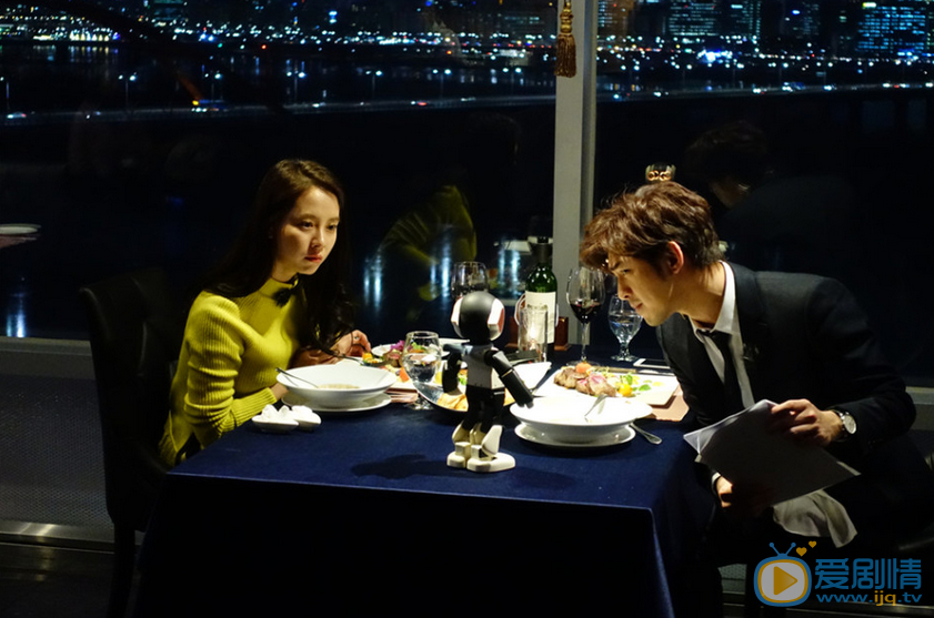 陈柏霖《我们相爱吧》节目照 陈柏霖邀宋智孝乘坐“台湾观光特色小绵羊”，更贴心为宋智孝带上安全头盔，坐上后座的宋智孝一脸娇羞，一把搂住陈柏霖的腰，甜蜜指数爆棚。