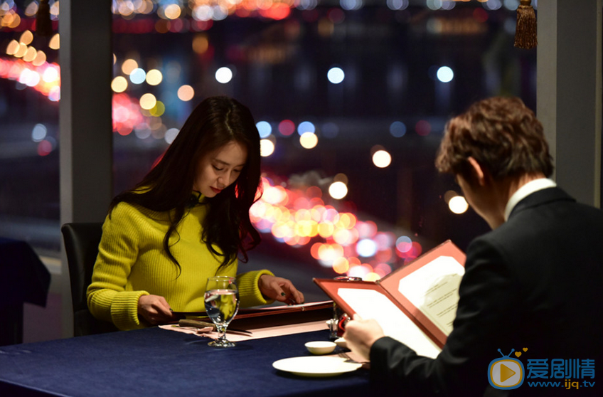 陈柏霖《我们相爱吧》节目照 陈柏霖邀宋智孝乘坐“台湾观光特色小绵羊”，更贴心为宋智孝带上安全头盔，坐上后座的宋智孝一脸娇羞，一把搂住陈柏霖的腰，甜蜜指数爆棚。