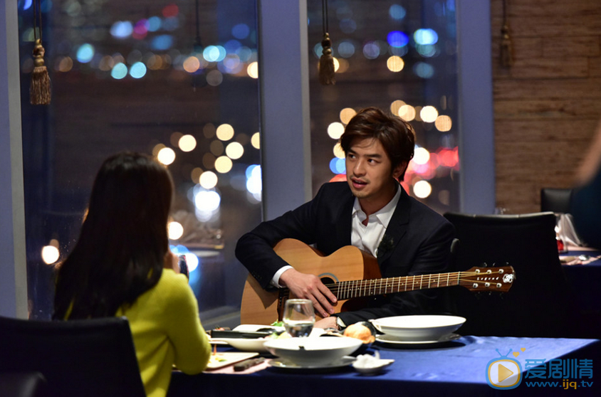 陈柏霖《我们相爱吧》节目照 陈柏霖邀宋智孝乘坐“台湾观光特色小绵羊”，更贴心为宋智孝带上安全头盔，坐上后座的宋智孝一脸娇羞，一把搂住陈柏霖的腰，甜蜜指数爆棚。