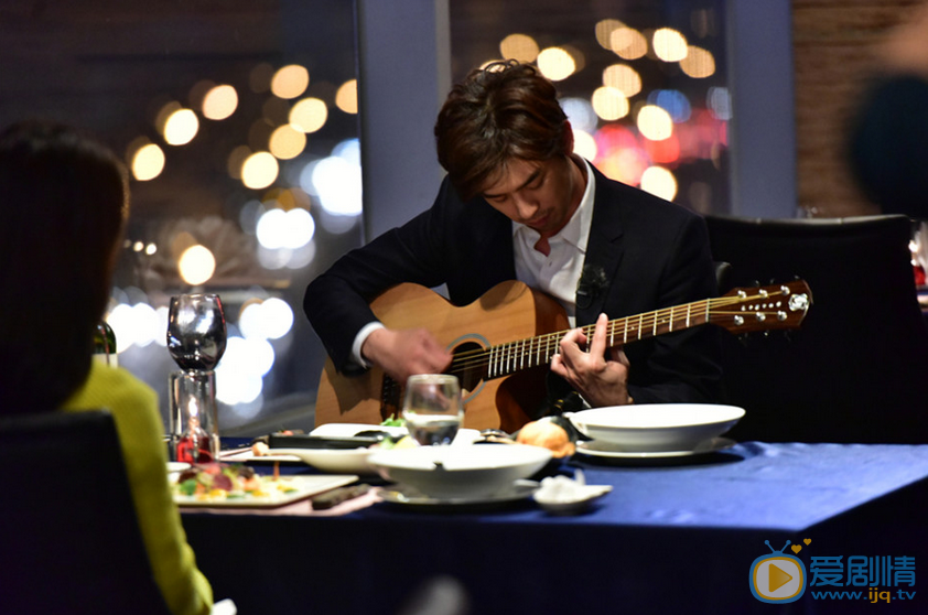 陈柏霖《我们相爱吧》节目照 陈柏霖邀宋智孝乘坐“台湾观光特色小绵羊”，更贴心为宋智孝带上安全头盔，坐上后座的宋智孝一脸娇羞，一把搂住陈柏霖的腰，甜蜜指数爆棚。