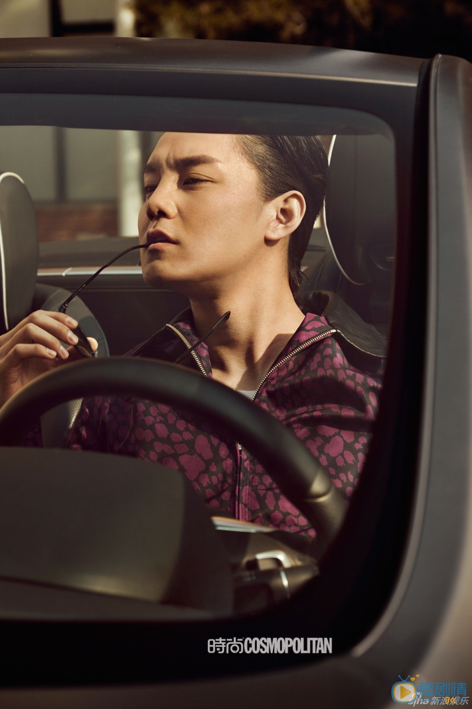 尹正时尚炫酷写真 近日，演员尹正的一组写真曝光。写真中，尹正身穿笔挺西服，面戴酷炫黑超，大片感十足。时而在车里嘴刁墨镜展现痞帅一面，时而眺望远方展现熟男风。