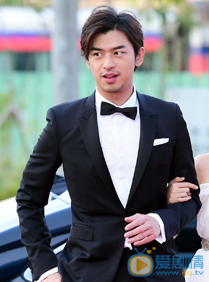 陈柏霖活动照 2015年9月10日，韩国2015首尔电视剧颁奖礼红毯仪式在首尔举行，吸引了张翰、陈柏霖、林依晨、钟汉良、炎亚纶等前来助阵。