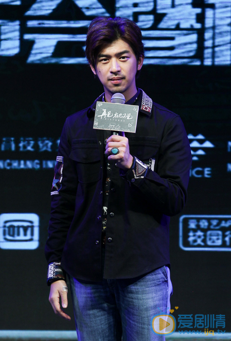 陈柏霖活动照 2016年4月9日，陈柏霖主演的电影《再见，在也不见》在北京邮电大学举办定档发布会，导演忻钰坤携主演陈柏霖亮相，通过“公开课”的形式分享拍摄故事。