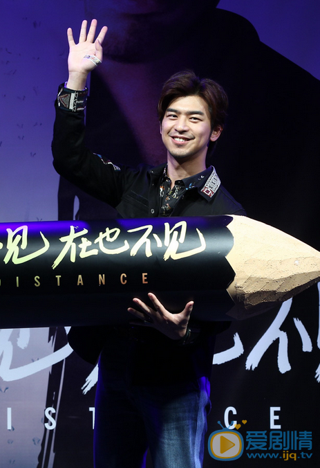 陈柏霖活动照 2016年4月9日，陈柏霖主演的电影《再见，在也不见》在北京邮电大学举办定档发布会，导演忻钰坤携主演陈柏霖亮相，通过“公开课”的形式分享拍摄故事。