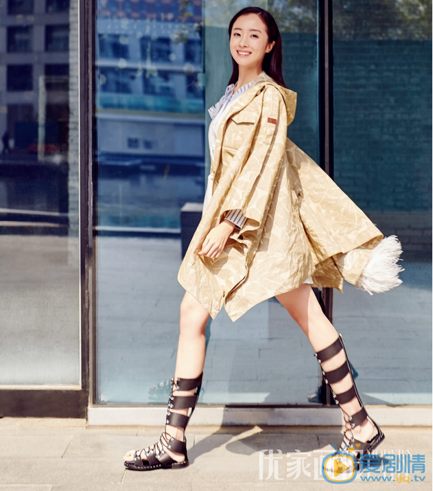 胡冰卿时尚写真 90后人气女星胡冰卿一组最新街拍写真曝光，写真中胡冰卿绽放迷人笑容，恬静可人，展现温暖魅力，飘逸可爱的梨花头，尽显青春活力。