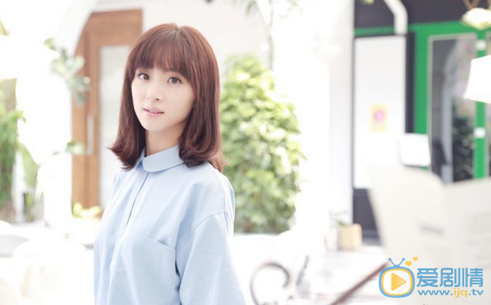 胡冰卿时尚写真 90后人气女星胡冰卿一组最新街拍写真曝光，写真中胡冰卿绽放迷人笑容，恬静可人，展现温暖魅力，飘逸可爱的梨花头，尽显青春活力。