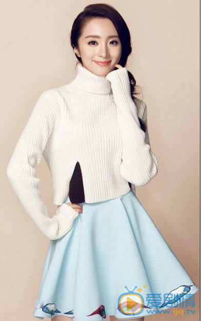 胡冰卿时尚写真 90后人气女星胡冰卿一组最新街拍写真曝光，写真中胡冰卿绽放迷人笑容，恬静可人，展现温暖魅力，飘逸可爱的梨花头，尽显青春活力。