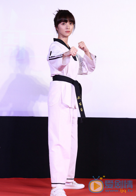 胡冰卿活动照 2015年8月25日，由明晓溪编剧、吴建新执导的青春偶像剧《明若晓溪》在京举行发布会，曾沛慈、林子闳、马振桓、曹曦月等主演亮相。
