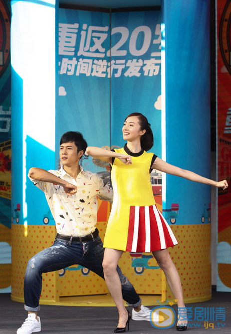 胡冰卿活动照 剧版《重返20岁》要开机啦，这次是奶奶爷爷一起穿越，胡冰卿韩东君是官配CP，归亚蕾老师继续出演，秦汉老师也来了。