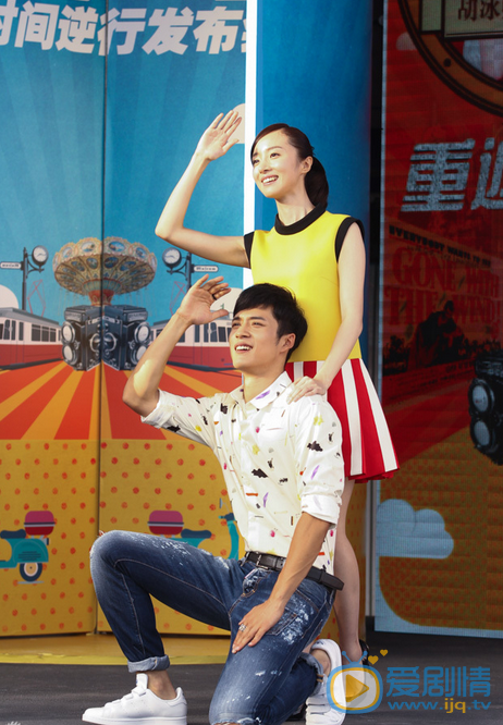 胡冰卿活动照 剧版《重返20岁》要开机啦，这次是奶奶爷爷一起穿越，胡冰卿韩东君是官配CP，归亚蕾老师继续出演，秦汉老师也来了。