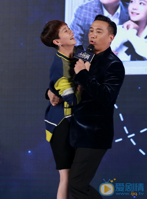 黄磊活动照 2015年10月20日举行《小别离》发布会，汪俊导演表示，TFBOYS并没有早恋戏码。此外，海清透露，与师父黄磊拍第一场吻戏的时候，请来了同班女生们来壮胆。