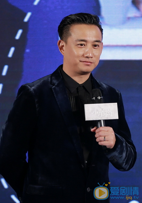 黄磊活动照 2015年10月20日举行《小别离》发布会，汪俊导演表示，TFBOYS并没有早恋戏码。此外，海清透露，与师父黄磊拍第一场吻戏的时候，请来了同班女生们来壮胆。