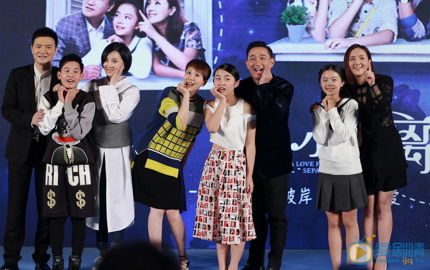 黄磊活动照 2015年10月20日举行《小别离》发布会，汪俊导演表示，TFBOYS并没有早恋戏码。此外，海清透露，与师父黄磊拍第一场吻戏的时候，请来了同班女生们来壮胆。