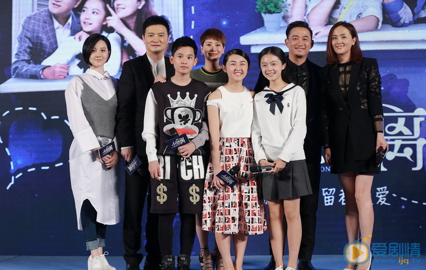 黄磊活动照 2015年10月20日举行《小别离》发布会，汪俊导演表示，TFBOYS并没有早恋戏码。此外，海清透露，与师父黄磊拍第一场吻戏的时候，请来了同班女生们来壮胆。
