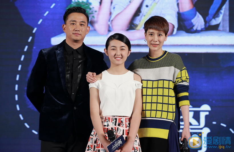 黄磊活动照 2015年10月20日举行《小别离》发布会，汪俊导演表示，TFBOYS并没有早恋戏码。此外，海清透露，与师父黄磊拍第一场吻戏的时候，请来了同班女生们来壮胆。