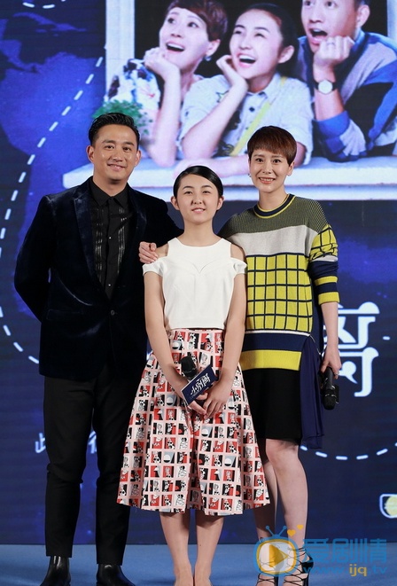 黄磊活动照 2015年10月20日举行《小别离》发布会，汪俊导演表示，TFBOYS并没有早恋戏码。此外，海清透露，与师父黄磊拍第一场吻戏的时候，请来了同班女生们来壮胆。