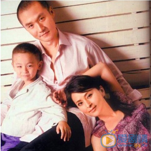 黄志忠前妻何音和儿子照片 黄志忠高清写真_黄志忠高清剧照
