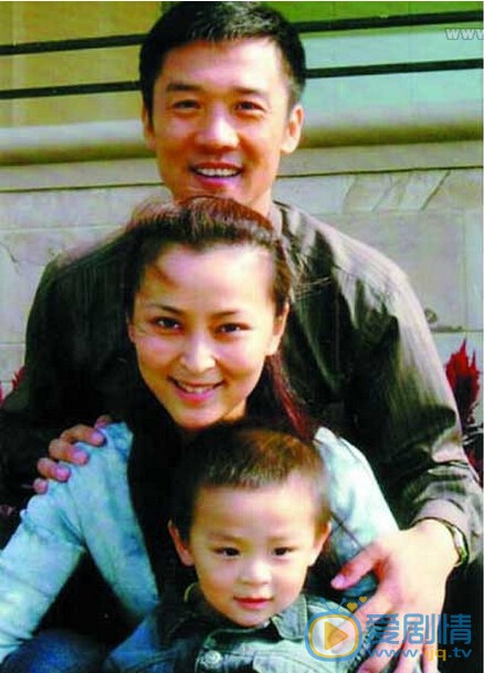 黄志忠前妻何音和儿子照片 黄志忠高清写真_黄志忠高清剧照