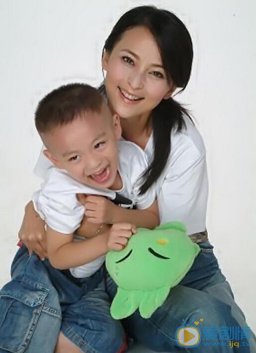 黄志忠前妻何音和儿子照片 黄志忠高清写真_黄志忠高清剧照