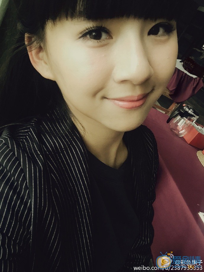 小彩旗自拍生活照 小彩旗高清写真_小彩旗高清剧照