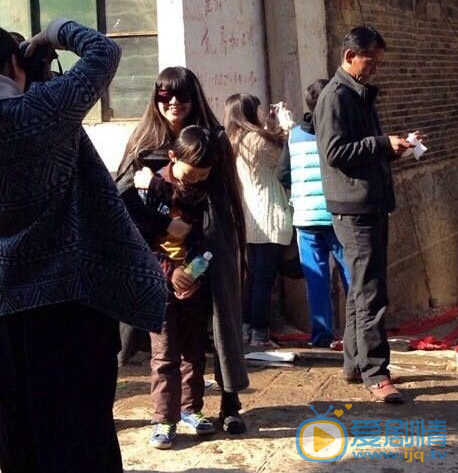 小彩旗和家人照片 小彩旗高清写真_小彩旗高清剧照