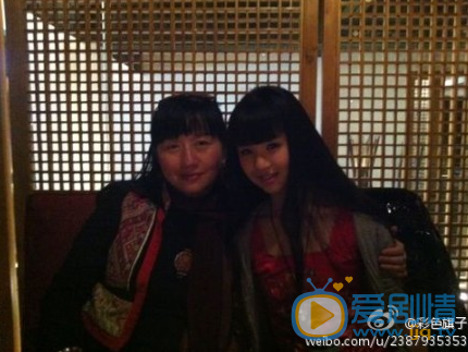 小彩旗和家人照片 小彩旗高清写真_小彩旗高清剧照