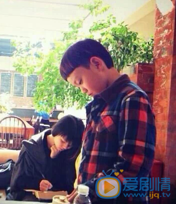 小彩旗和家人照片 小彩旗高清写真_小彩旗高清剧照