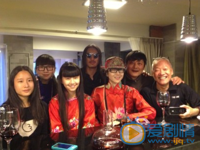 小彩旗和家人照片 小彩旗高清写真_小彩旗高清剧照