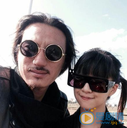 小彩旗和家人照片 小彩旗高清写真_小彩旗高清剧照