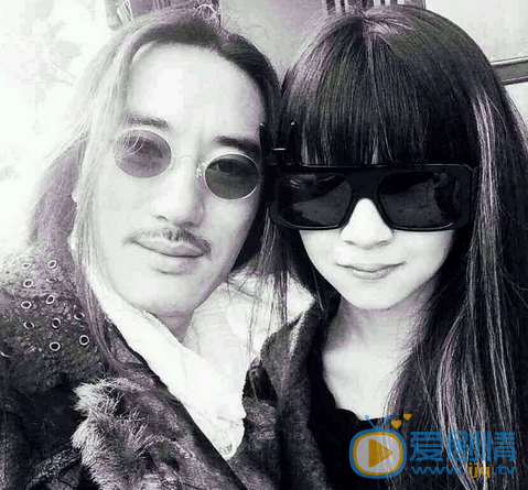 小彩旗和家人照片 小彩旗高清写真_小彩旗高清剧照