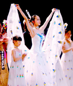 小彩旗《云南映象》舞蹈照片 小彩旗高清写真_小彩旗高清剧照