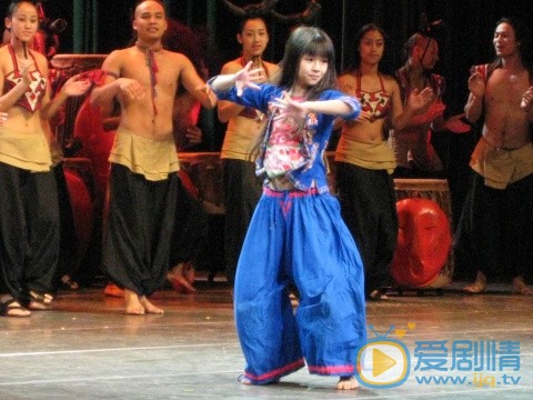 小彩旗《云南映象》舞蹈照片 小彩旗高清写真_小彩旗高清剧照