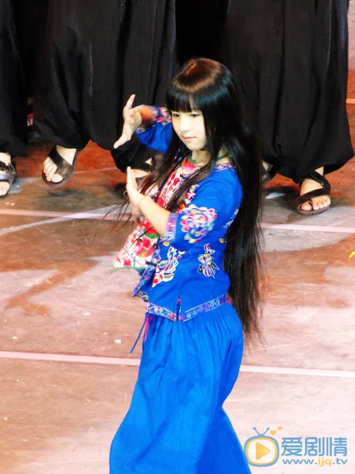 小彩旗《云南映象》舞蹈照片 小彩旗高清写真_小彩旗高清剧照