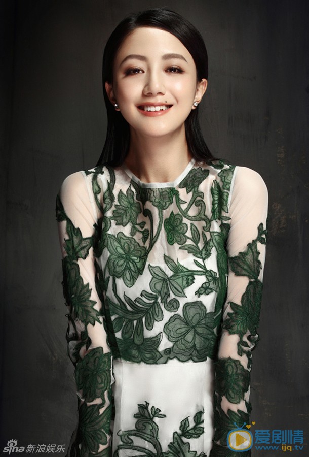 李倩时尚写真大片 日前，李倩曝光了一组全新大片，片中的她一袭长发一身孔雀绿复古长裙，眉目如画，其如冬日暖阳一般的明媚笑容令人悦目。