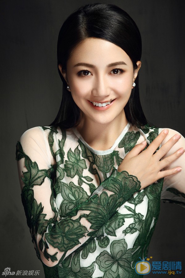 李倩时尚写真大片 日前，李倩曝光了一组全新大片，片中的她一袭长发一身孔雀绿复古长裙，眉目如画，其如冬日暖阳一般的明媚笑容令人悦目。