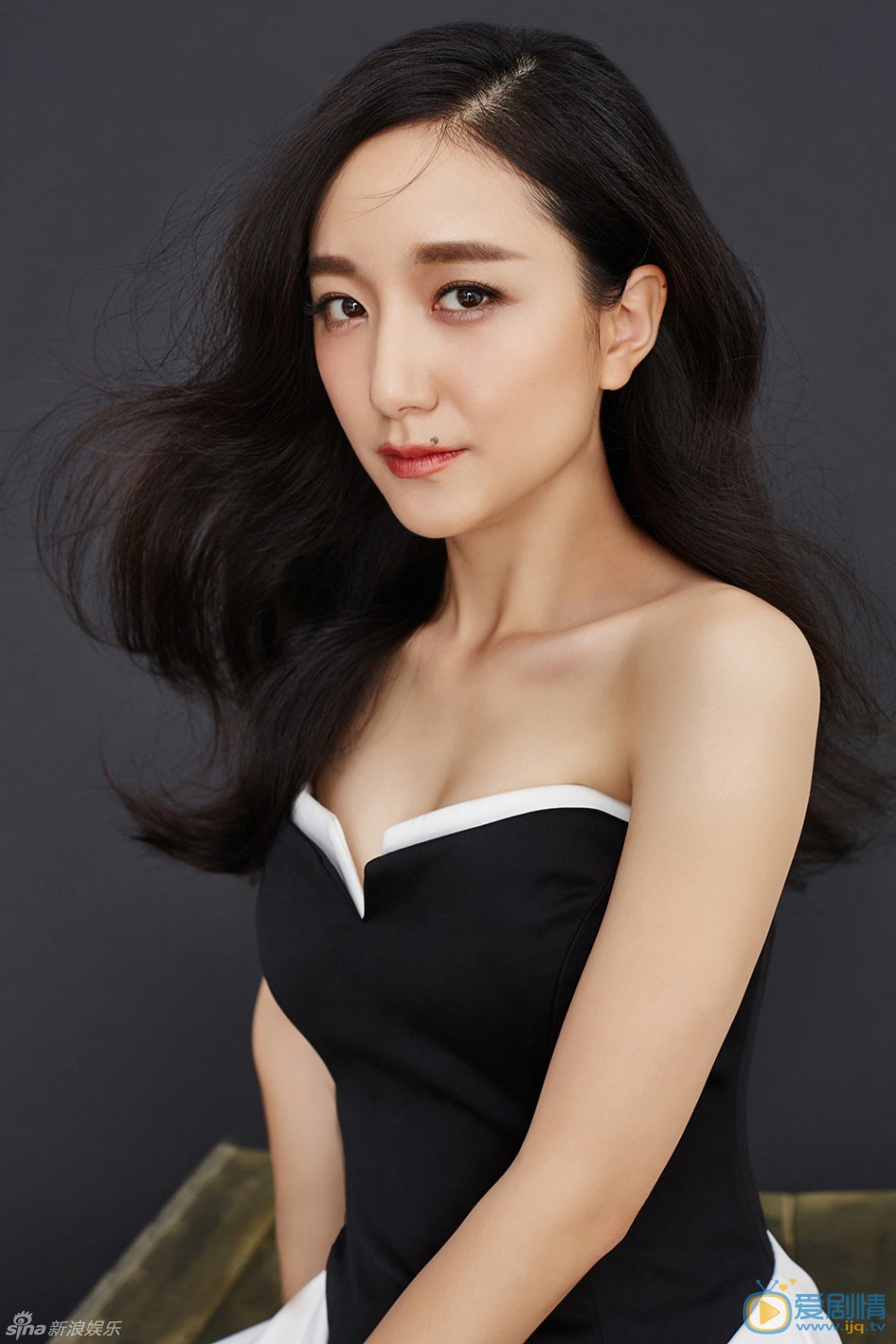 李倩时尚写真大片 近日，李倩主演的一组清爽大片曝光。李倩别致时尚的黑白色系V领一窥胸前春光，小露香肩玉臂纤纤，鲜嫩唇色搭配其标志性的精灵般甜美笑容。
