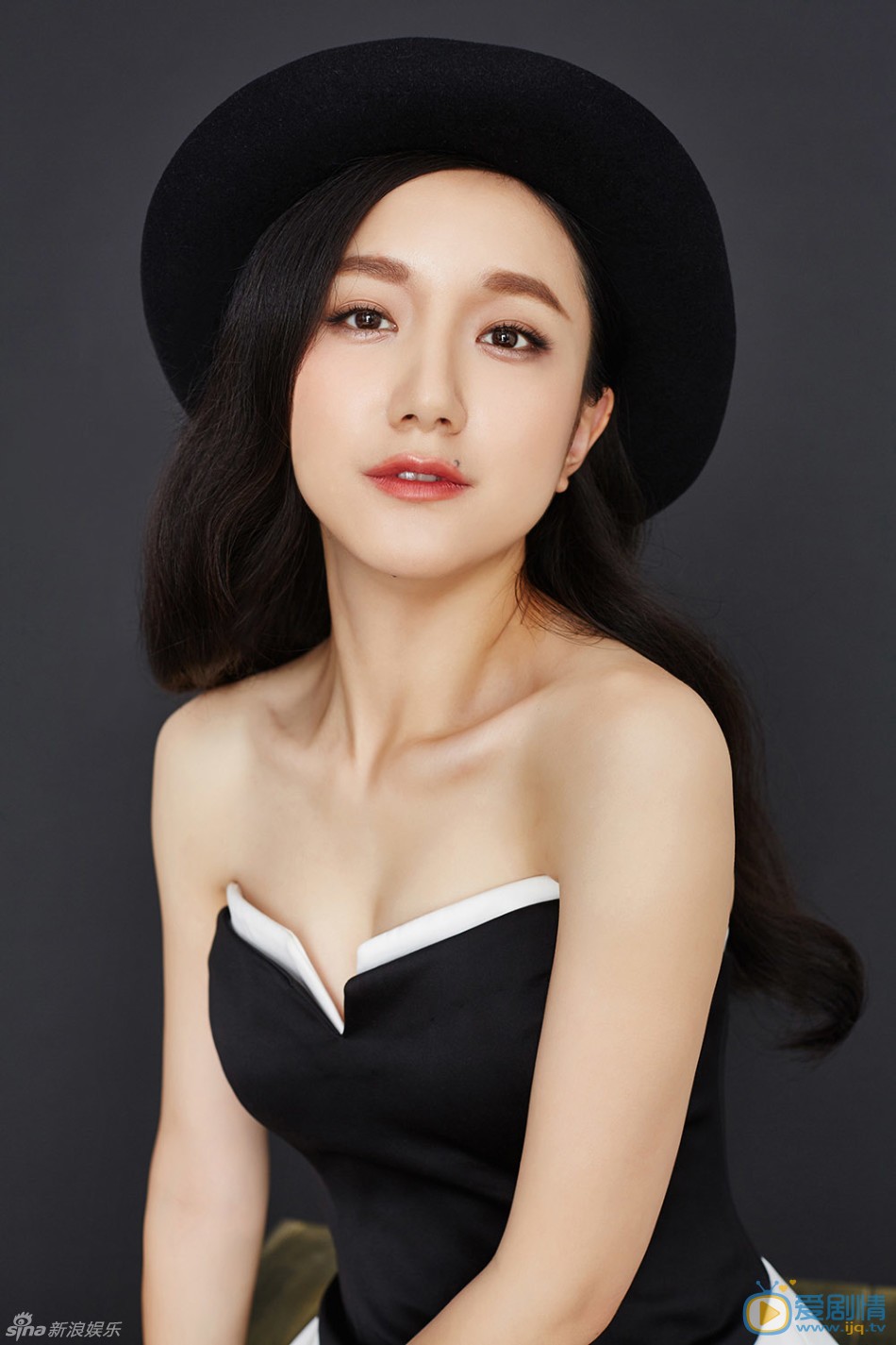 李倩时尚写真大片 近日，李倩主演的一组清爽大片曝光。李倩别致时尚的黑白色系V领一窥胸前春光，小露香肩玉臂纤纤，鲜嫩唇色搭配其标志性的精灵般甜美笑容。