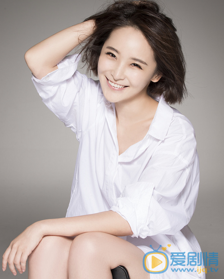 李曼写真 李曼七夕发布了一组白色衬衣写真，衬托以甜美的笑容，寓意了爱情的浪漫与纯洁。李曼也寄语了对爱情最美好的祝福。