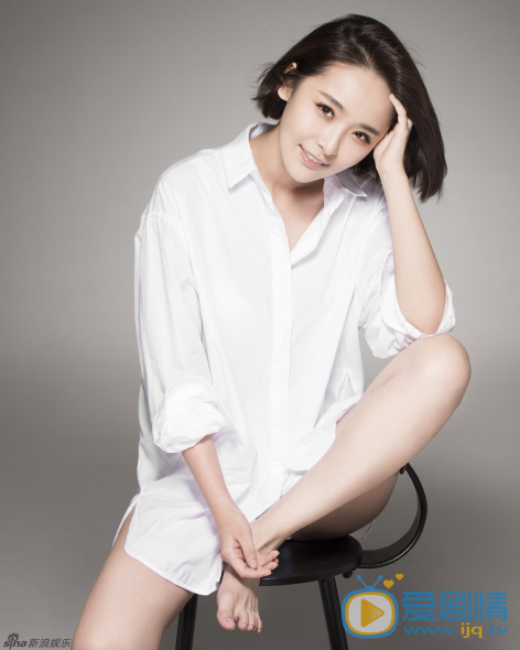 李曼写真 李曼七夕发布了一组白色衬衣写真，衬托以甜美的笑容，寓意了爱情的浪漫与纯洁。李曼也寄语了对爱情最美好的祝福。