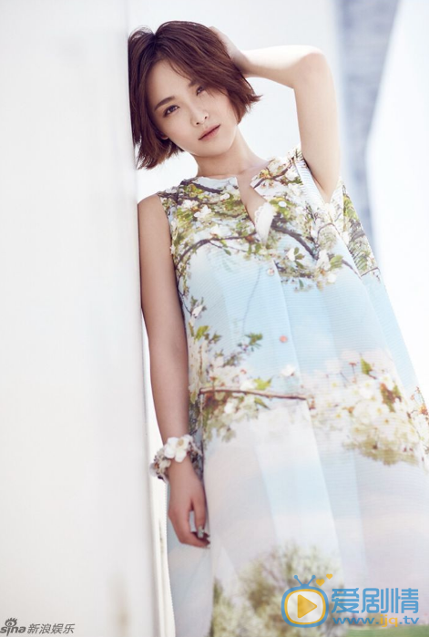 李曼街拍写真 李曼为时尚杂志拍摄了一组夏日风情大片。片中李曼身着短打碎花裙，阳光、微风拂过，彰显出其完美九头身材的同时更现清新性感。