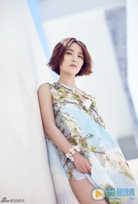 李曼街拍写真 李曼为时尚杂志拍摄了一组夏日风情大片。片中李曼身着短打碎花裙，阳光、微风拂过，彰显出其完美九头身材的同时更现清新性感。