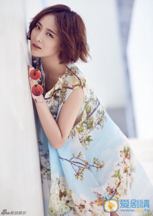 李曼街拍写真 李曼为时尚杂志拍摄了一组夏日风情大片。片中李曼身着短打碎花裙，阳光、微风拂过，彰显出其完美九头身材的同时更现清新性感。