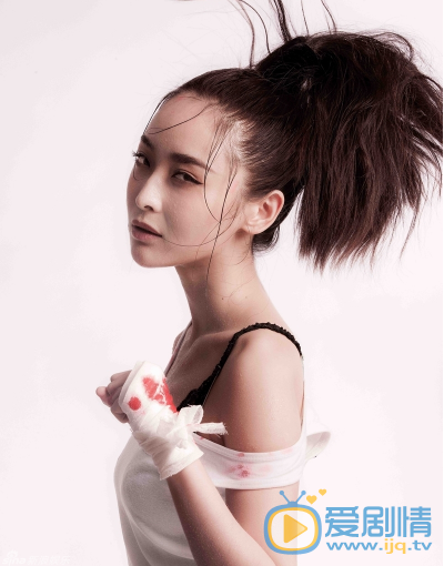 李曼个性写真 一向以温婉形象示人的李曼也显现出女汉子的一面，戏外更秀了“功夫大片”。甚至大玩拳击秀，性感演绎了女神和女战神之间“怒放”的双面伊人。