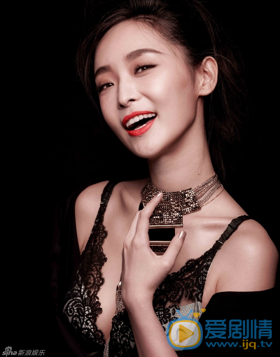 李曼个性写真 一向以温婉形象示人的李曼也显现出女汉子的一面，戏外更秀了“功夫大片”。甚至大玩拳击秀，性感演绎了女神和女战神之间“怒放”的双面伊人。
