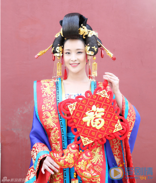 李曼华丽写真 李曼身着精美华服，配上金色冠冕送祝福。照片中的李曼凤眼半弯藏琥珀，朱唇未启笑先闻，举手投足彰显其东方神韵和魅力，雍容华贵。