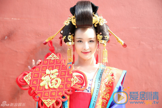 李曼华丽写真 李曼身着精美华服，配上金色冠冕送祝福。照片中的李曼凤眼半弯藏琥珀，朱唇未启笑先闻，举手投足彰显其东方神韵和魅力，雍容华贵。