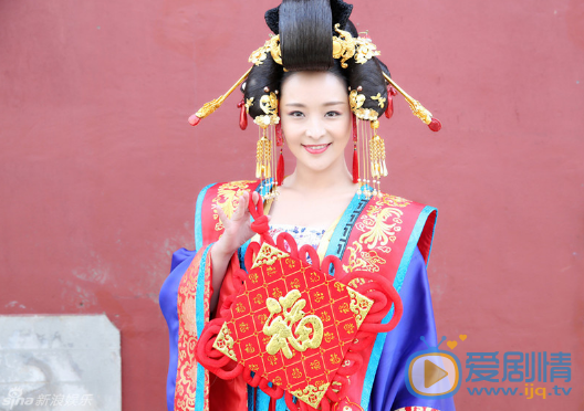 李曼华丽写真 李曼身着精美华服，配上金色冠冕送祝福。照片中的李曼凤眼半弯藏琥珀，朱唇未启笑先闻，举手投足彰显其东方神韵和魅力，雍容华贵。