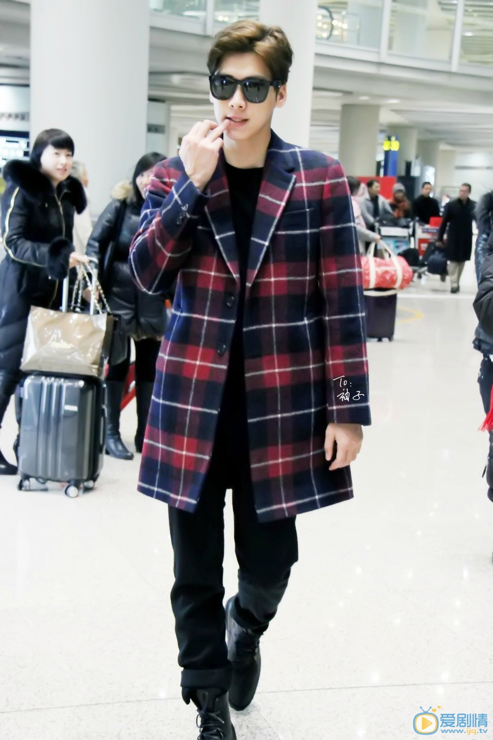 李易峰机场潮服照 李易峰高清写真_李易峰高清剧照