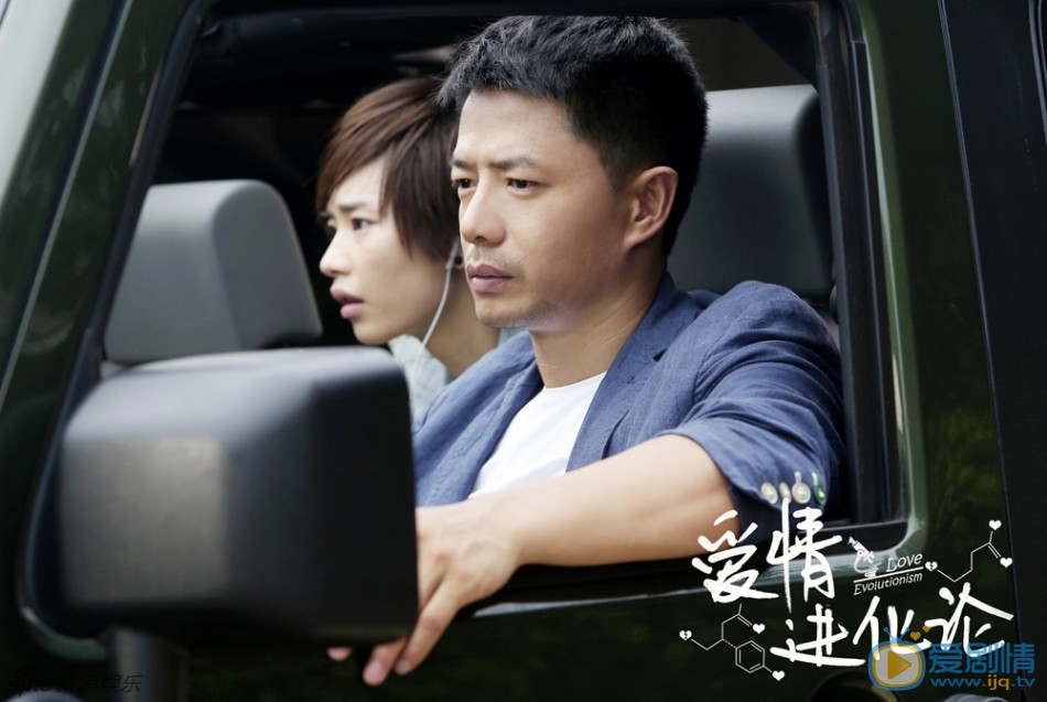 刘雅瑟《爱情进化论》剧照 22段奕宏刘雅瑟演绎“潘氏兄妹”而段奕宏其实也对郭碧婷产生了爱意，却把女神拱手让人。妹妹为此很是不平。